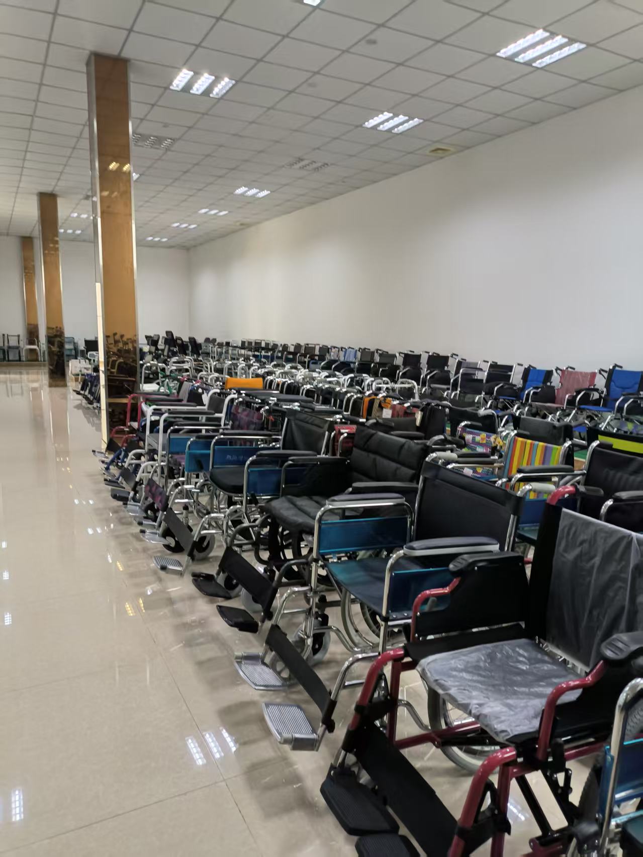 How to Choose a Practical Folding Lightweight Wheelchair for Elderly Travel?